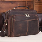 Bolsa Masculina Tiracolo de Couro Genuíno Logan Tablet 10”